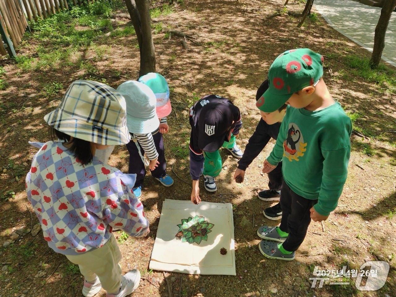 본문 이미지 - 아이들이 용인시의 한 공원에서 생태체험을 하고 있는 모습.(용인시 제공)