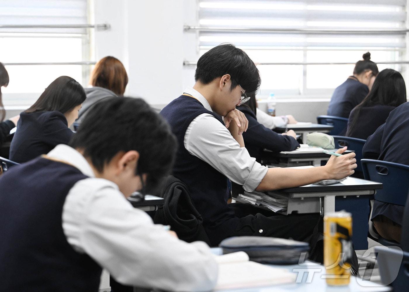 본문 이미지 - 2026년 3월 전국연합학력평가가 실시된 24일 오전 서울 금천구 금천고등학교에서 학생들이 시험을 준비하고 있다. 2026.3.24 ⓒ 뉴스1 사진공동취재단