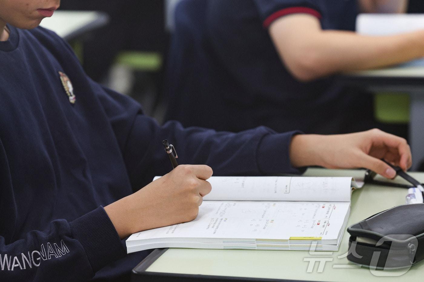 본문 이미지 - 2026년 3월 전국연합학력평가일인 24일 오전 서울 광진구 광남고등학교에서 수험생들이 시험 준비를 하고 있다. 2026.3.24 ⓒ 뉴스1 사진공동취재단