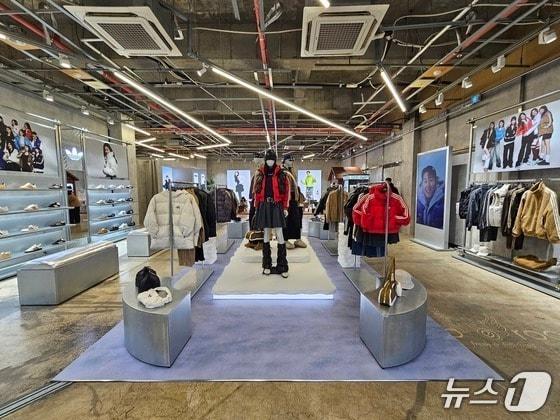 본문 이미지 - ABC마트가 지난 12월 성수동에서 팝업스토어를 오픈한 모습.@뉴스1