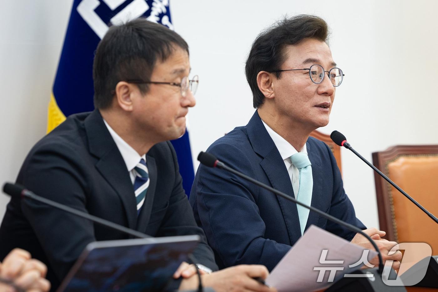 본문 이미지 - 전재수 더불어민주당 의원이 24일 서울 여의도 국회에서 부산 글로벌허브도시 특별법 관련 한병도 원내대표와 면담하고 있다. 2026.3.24 ⓒ 뉴스1 유승관 기자