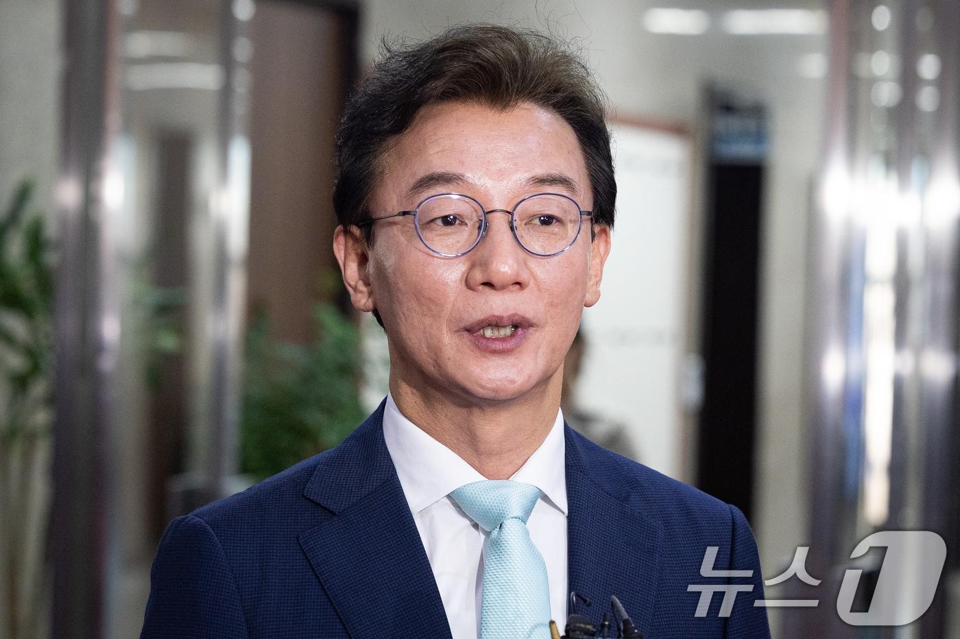 본문 이미지 - 전재수 더불어민주당 의원이 24일 서울 여의도 국회에서 부산 글로벌허브도시 특별법 관련 한병도 원내대표와 면담 후 취재진 질문에 답하고 있다. 2026.3.24 ⓒ 뉴스1 유승관 기자