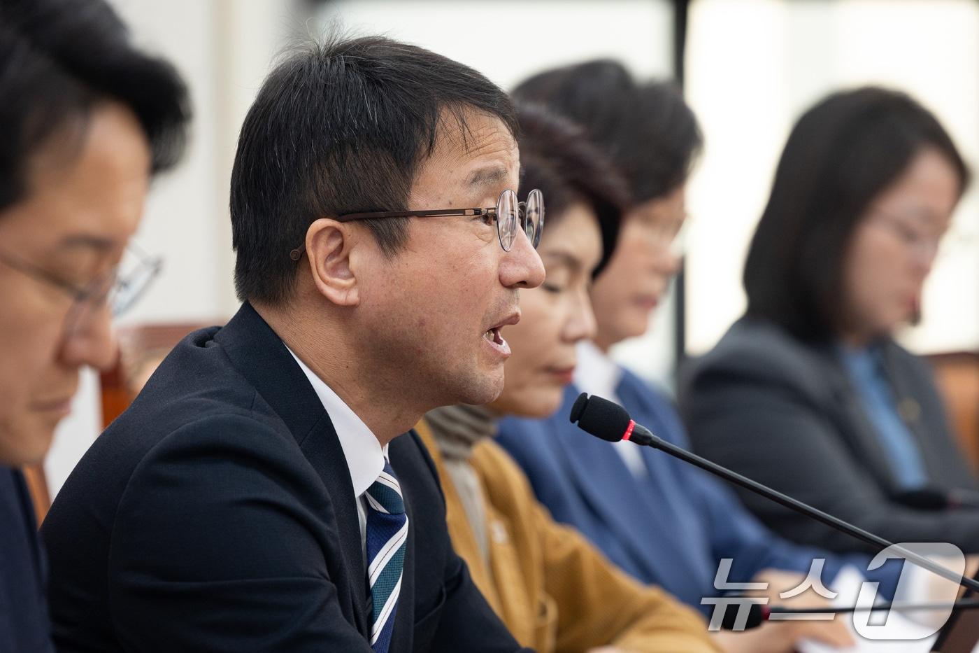 본문 이미지 - 한병도 더불어민주당 원내대표가 24일 서울 여의도 국회에서 열린 원내대책회의에서 모두 발언을 하고 있다. 2026.3.24 ⓒ 뉴스1 유승관 기자