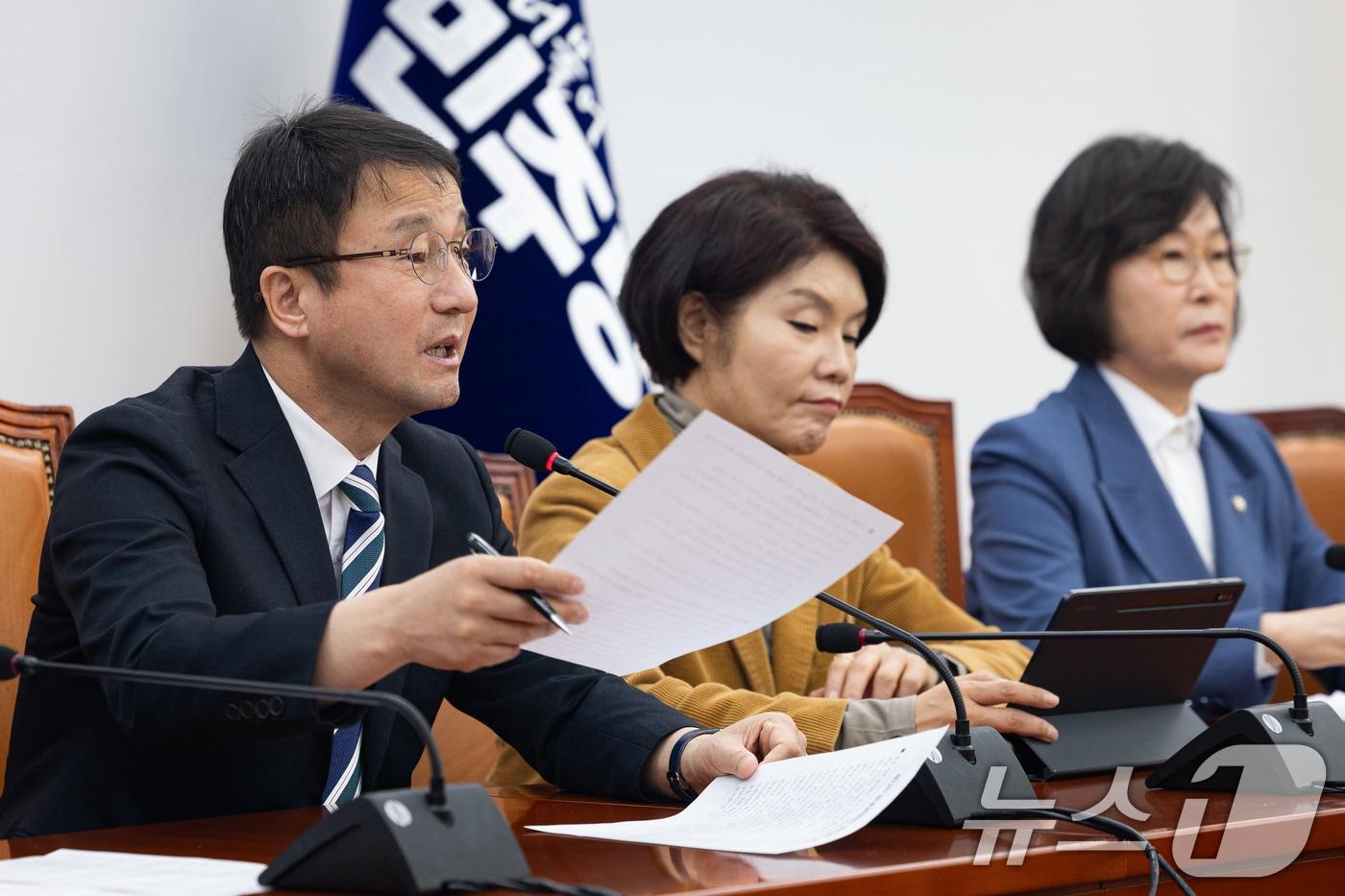 본문 이미지 - 한병도 더불어민주당 원내대표가 24일 서울 여의도 국회에서 열린 원내대책회의에서 모두 발언을 하고 있다. 한 원내대표 옆은 한정애 정책위의장. 2026.3.24 ⓒ 뉴스1 유승관 기자