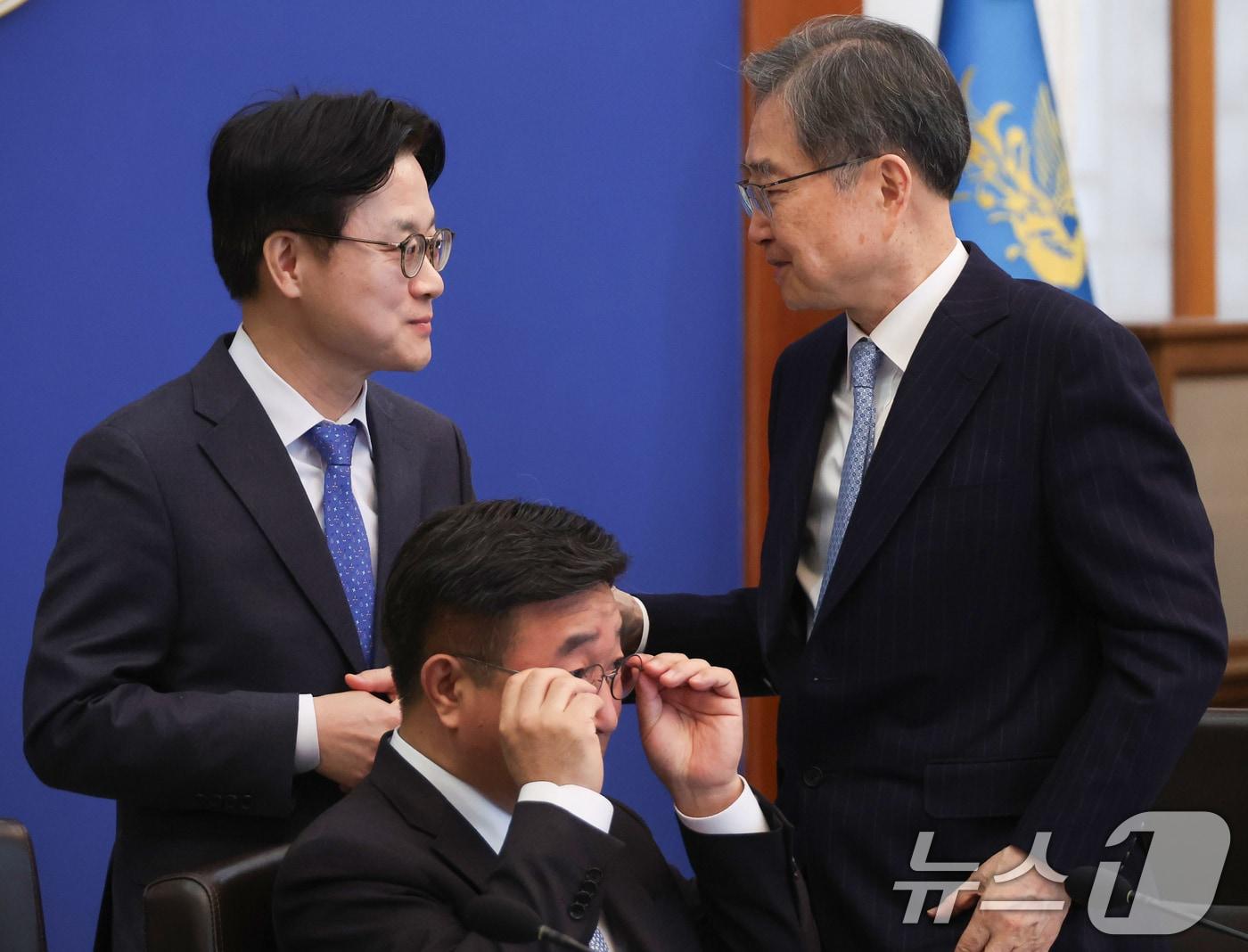 본문 이미지 - 김정관 산업통상부 장관과 조현 외교부 장관이 24일 청와대에서 열린 국무회의에 앞서 대화하고 있다. (청와대통신사진기자단) 2026.3.24 ⓒ 뉴스1 허경 기자