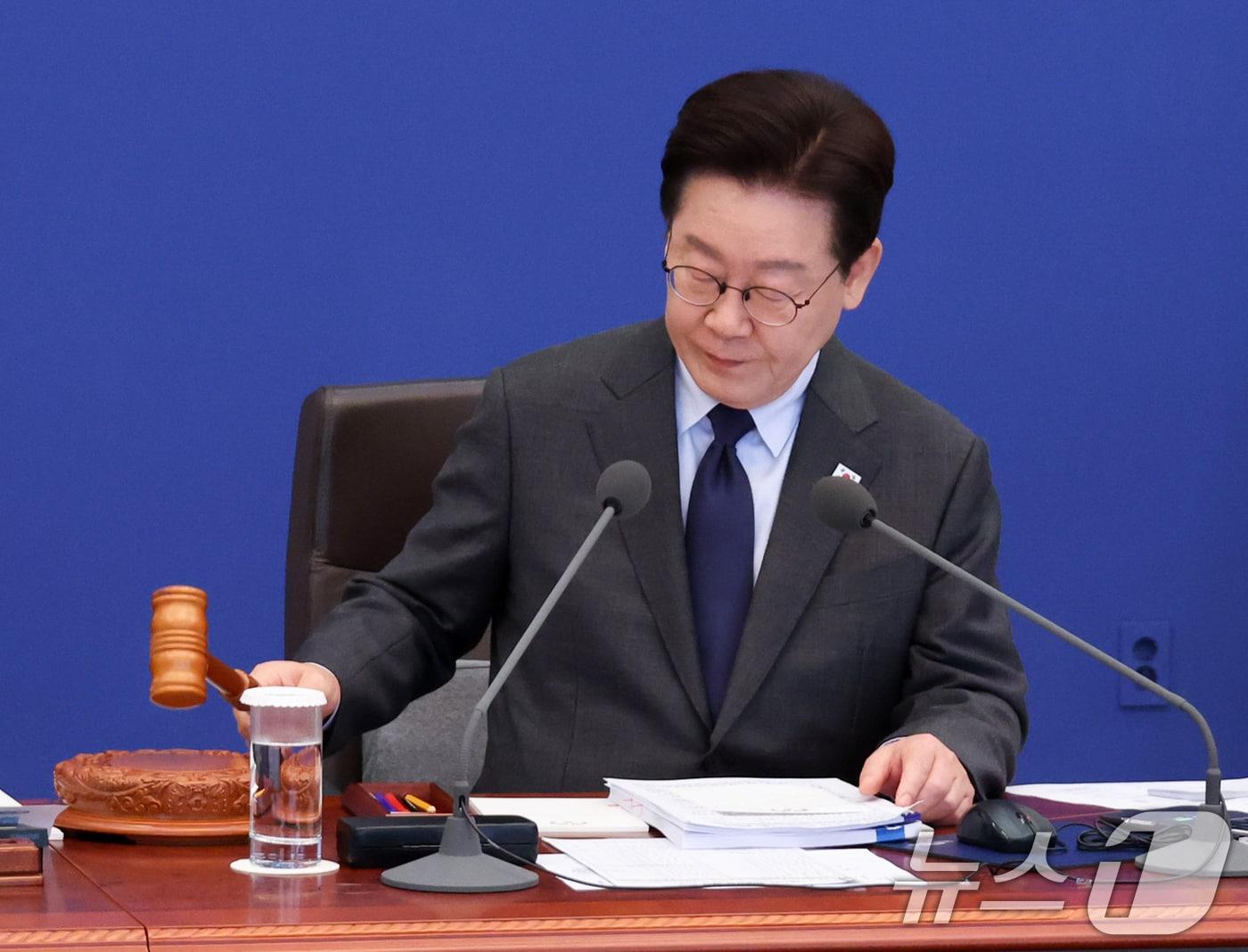 본문 이미지 - 이재명 대통령이 24일 청와대에서 열린 국무회의에서 의사봉을 두드리고 있다. (청와대통신사진기자단) 2026.3.24 ⓒ 뉴스1 허경 기자