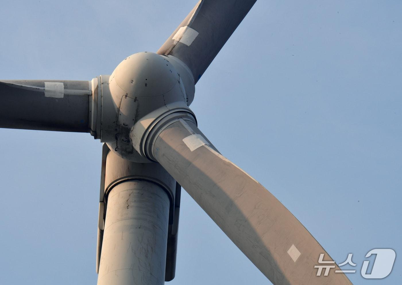 본문 이미지 - 24일 경북 영덕군 창포리 풍력발전단지에 있는 발전기 곳곳에 수리한 흔적이 남아있다. 전날 오후 1시11분쯤 발전단지에 있는 19호기 발전기에서 원인을 알 수 없는 불이 나 근로자 3명이 숨졌다. 2026.3.24/뉴스1 최창호 기자  