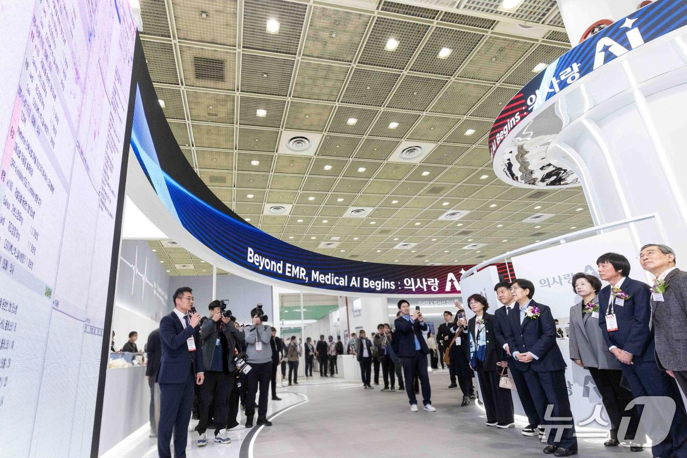 본문 이미지 - 유비케어 부스에 방문해 현장 투어중인 김진태 유비케어 대표이사(사진 오른편 왼쪽에서 두 번째), 정은경 보건복지부 장관(왼쪽에서 세 번째).(유비케어 제공)