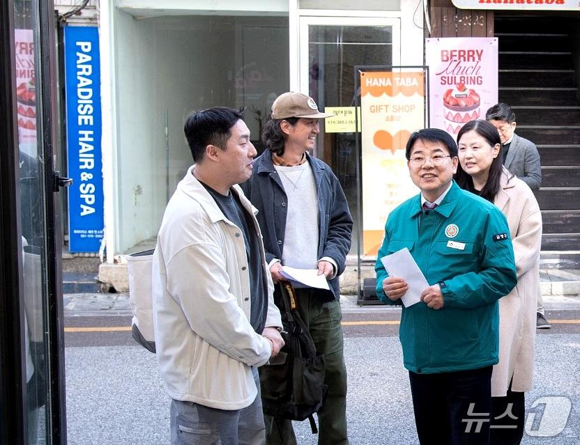 본문 이미지 - 윤일현 금정구청장이 지난 20일 부산대 '로컬 1호점 거리' 조성 현장을 방문해 사업 추진 상황을 점검하고 있다.(금정구 제공. 재판매 및 DB금지)