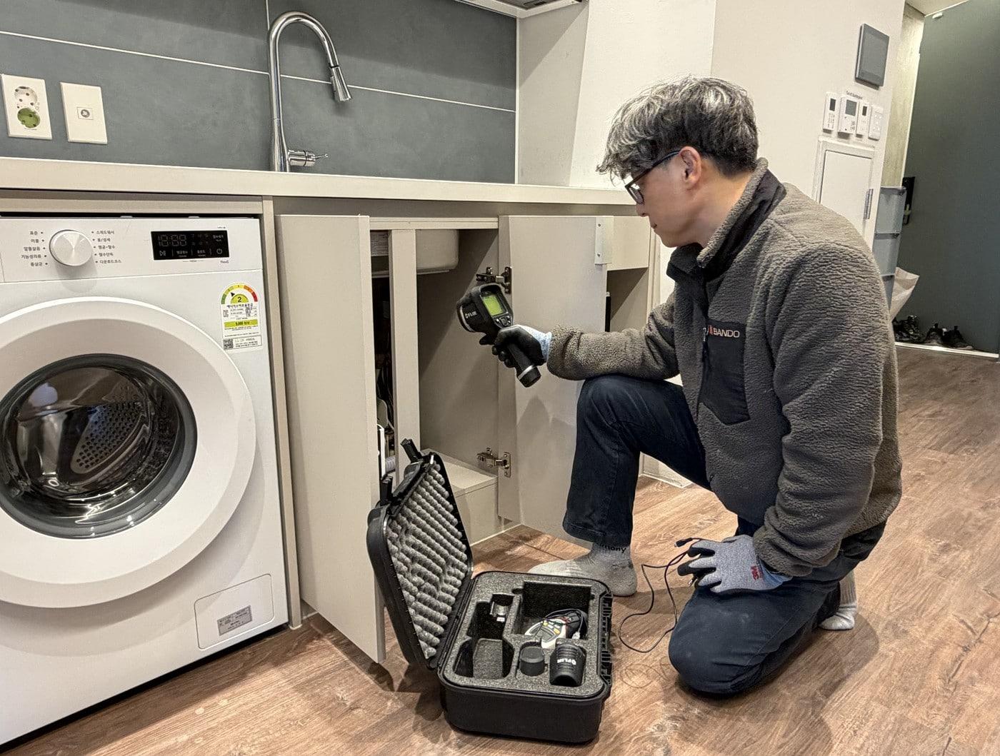 본문 이미지 - 반도건설 입주단지 하자 민원 세대 상부장 경첩 보수 작업 모습(반도건설 제공)  뉴스1 ⓒ News1