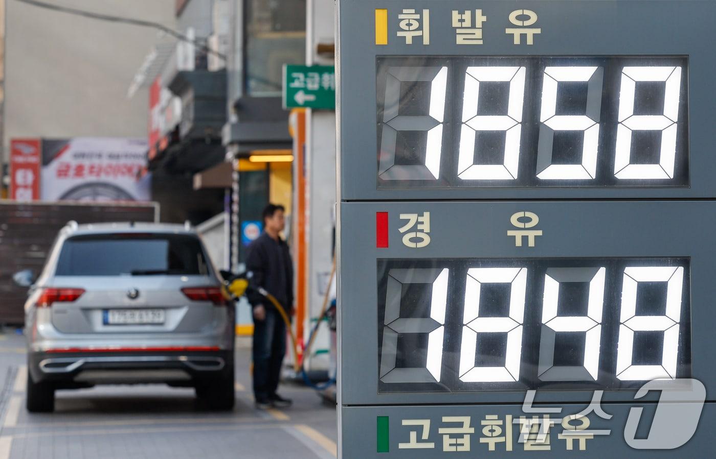본문 이미지 - 중동 불안 및 유가 상승 등 영향으로 생산자물가가 6개월 연속 오른 것으로 나타난 24일 서울 시내 한 주유소에 휘발유, 경유 등 유가 정보가 표시돼 있다. 2026.3.24 ⓒ 뉴스1 안은나 기자