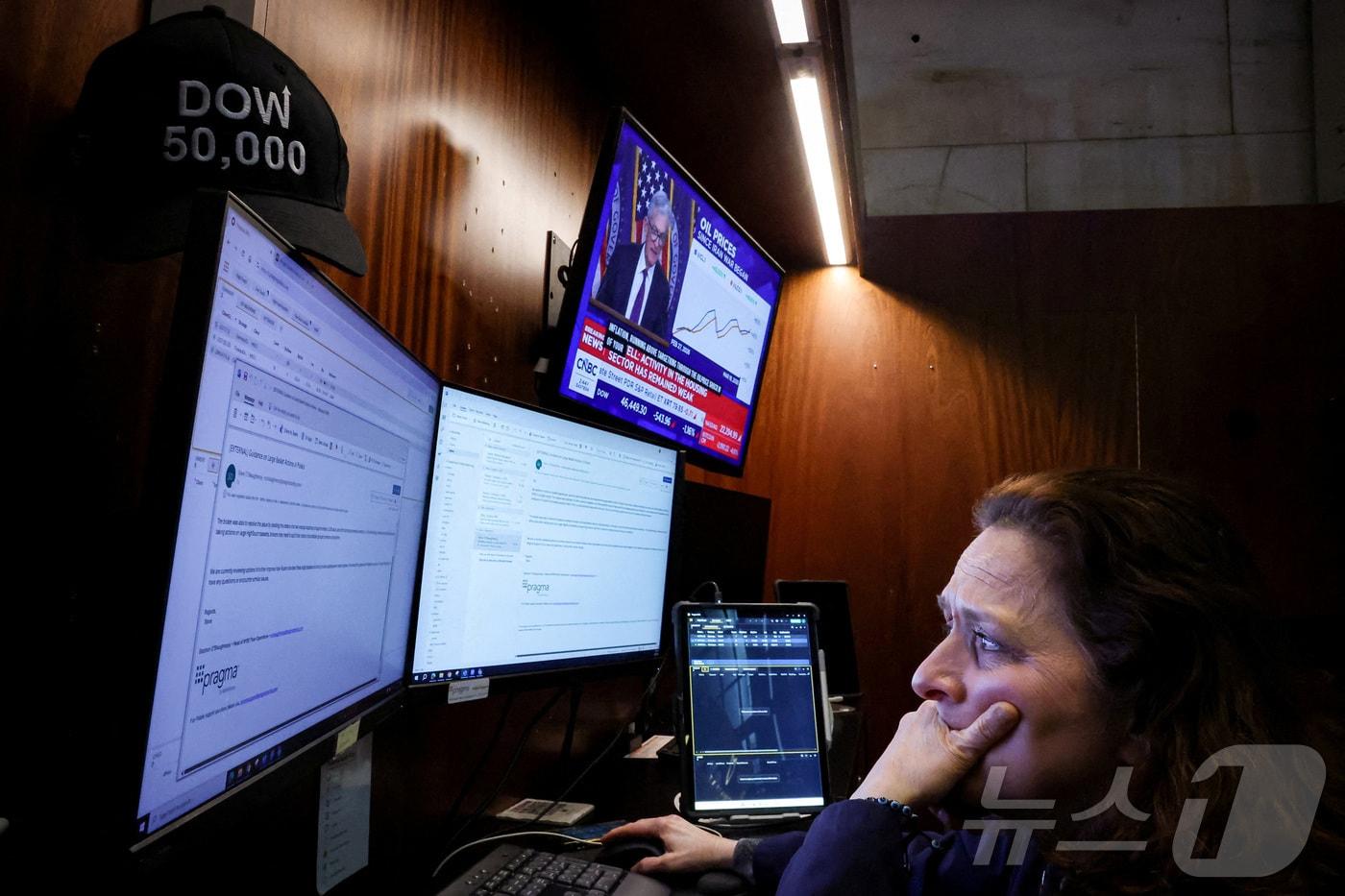 본문 이미지 - 미증시의 한 트레이더.  ⓒ 로이터=뉴스1