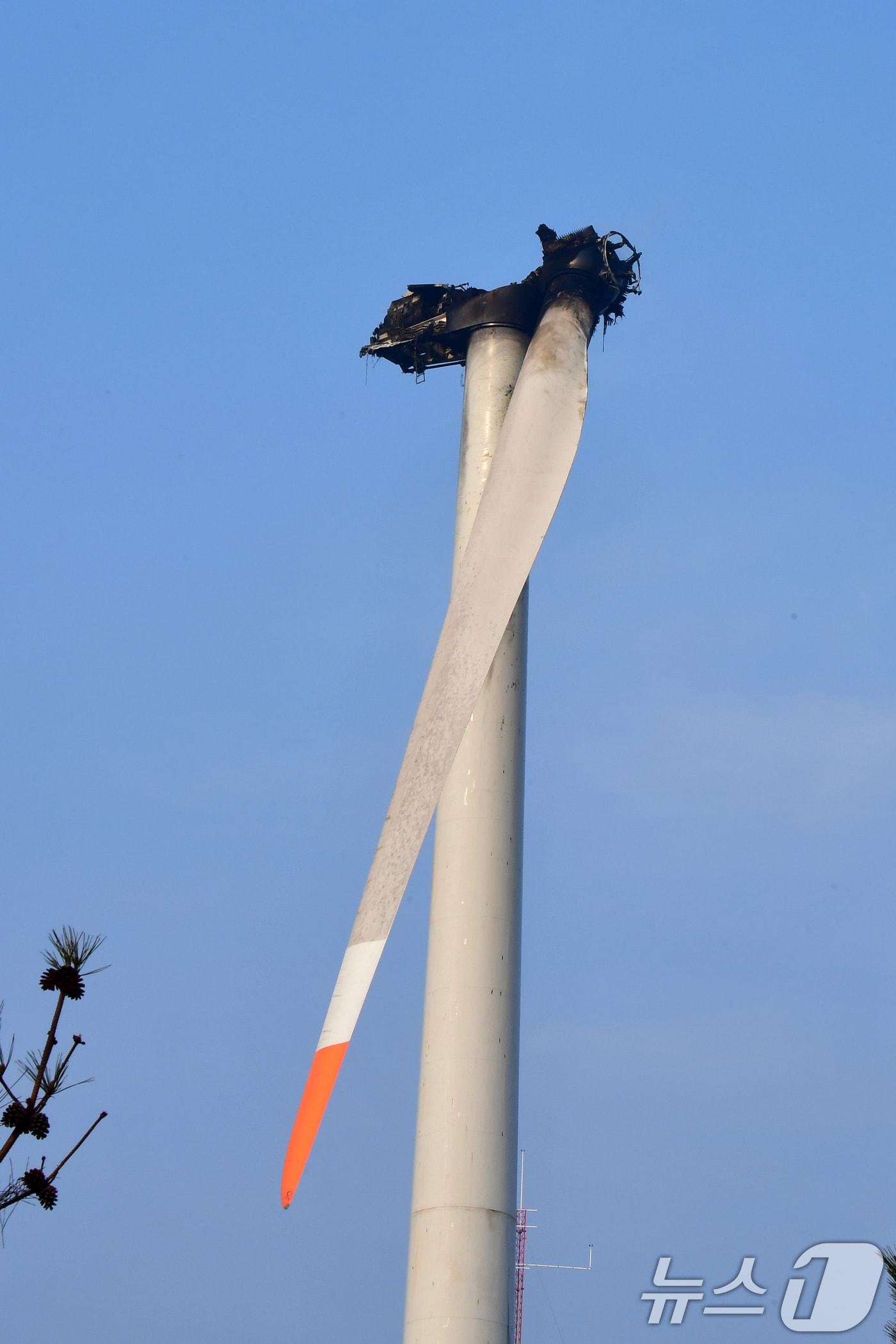 본문 이미지 - 경북 영덕군 창포리 풍력발전기 화재 사고 이틀째인 24일 오전 소방당국이 발전기 블레이드에 남아있는 불을 진화하고 있다. 블레이드 3개 중 지상으로 추락한 2개의 불은 거의 잡힌 상태이지만 타워에 달린 1개에서는 아직도 소량의 연기가 나고 있다. 2026.3.24 ⓒ 뉴스1 최창호 기자