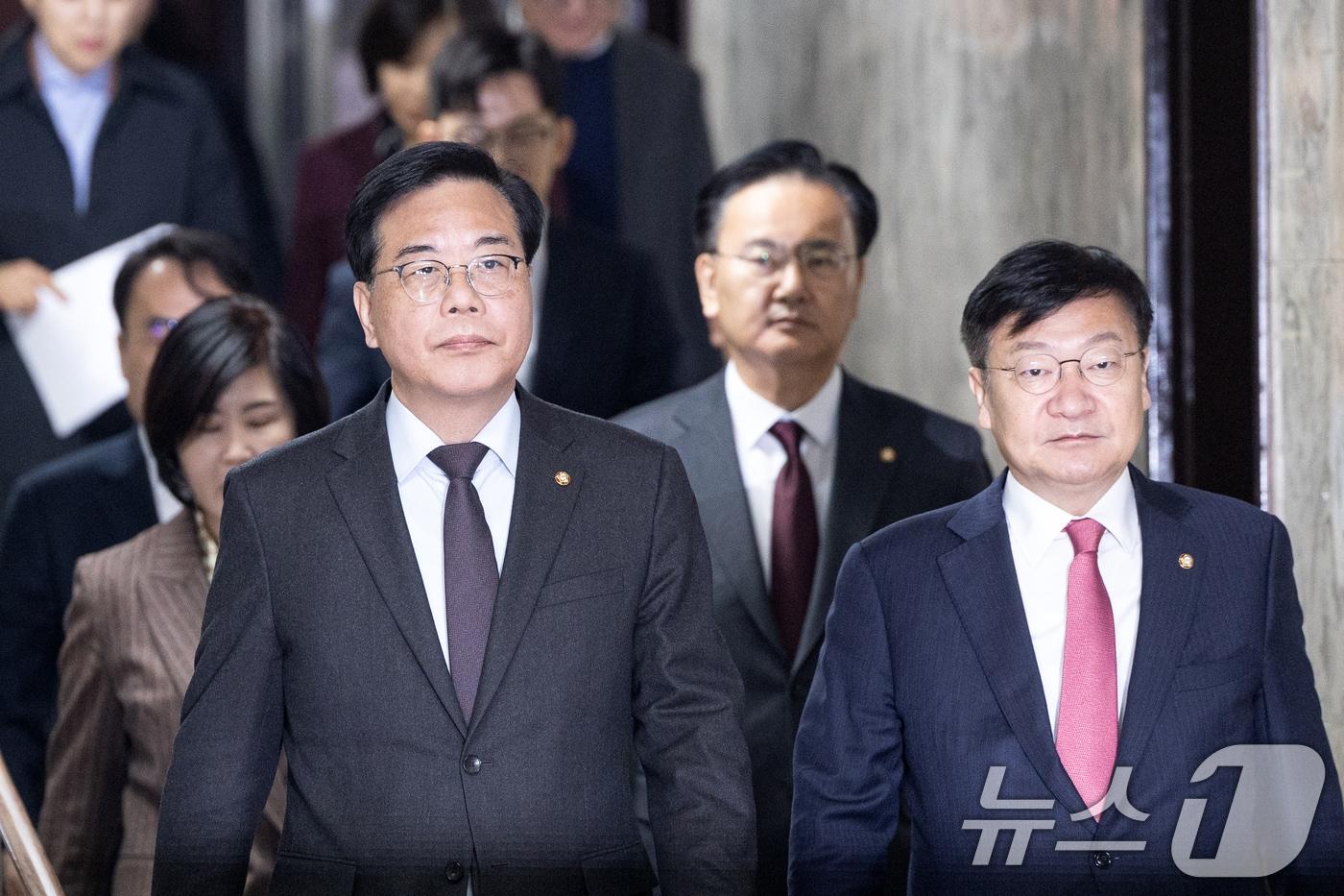 본문 이미지 - 송언석 국민의힘 원내대표가 24일 서울 여의도 국회에서 열린 원내대책회의에 참석하고 있다. 2026.3.24 ⓒ 뉴스1 이승배 기자