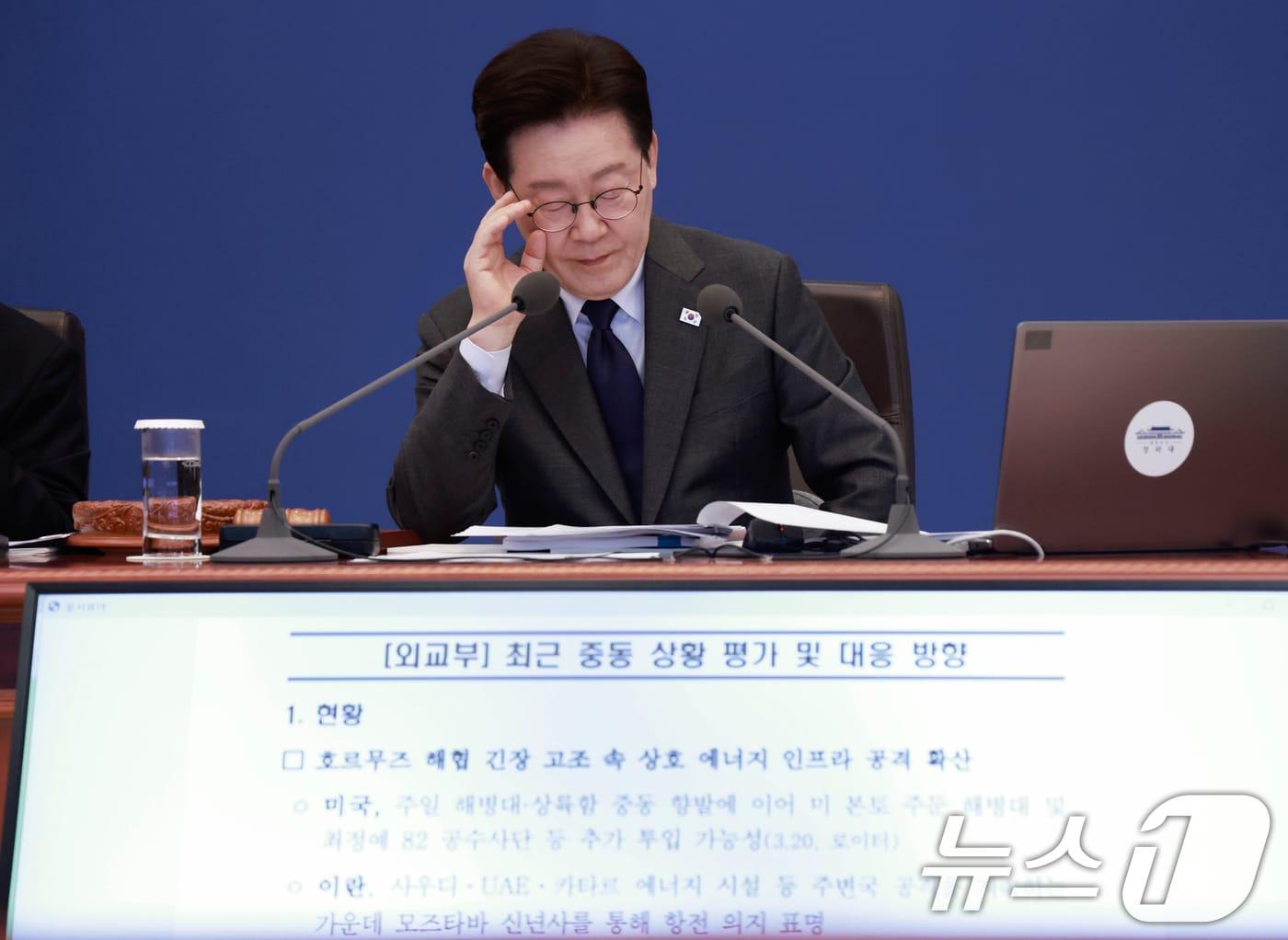 본문 이미지 - 이재명 대통령이 24일 청와대에서 열린 국무회의에서 조현 외교부 장관의 최근 중동 상황 평가 및 대응 방향에 대한 보고를 받고 있다. (청와대통신사진기자단) 2026.3.24 ⓒ 뉴스1 허경 기자