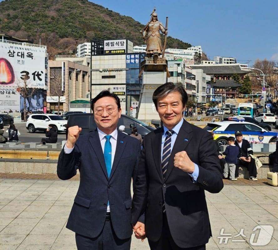 본문 이미지 - 이순신 동상 앞에서 명창환 조국혁신당 후보와 조국 대표(명창환 후보 캠프 제공) 