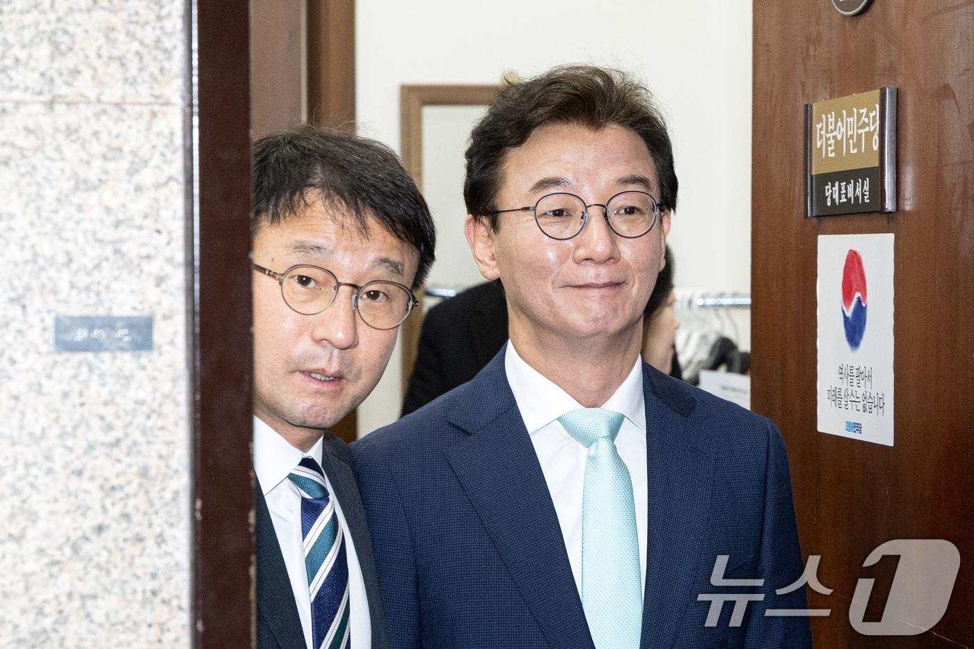 본문 이미지 - 한병도 더불어민주당 원내대표가 24일 서울 여의도 국회에서 정청래 대표와 면담을 마친 전재수 의원과 함께 대표실을 나서고 있다. 2026.3.24 ⓒ 뉴스1 이승배 기자