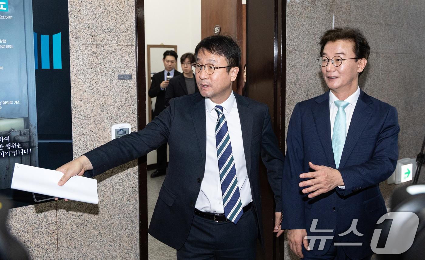 본문 이미지 - 한병도 더불어민주당 원내대표가 24일 서울 여의도 국회에서 정청래 대표와 면담을 마친 전재수 의원과 함께 대표실을 나서고 있다. 2026.3.24 ⓒ 뉴스1 이승배 기자