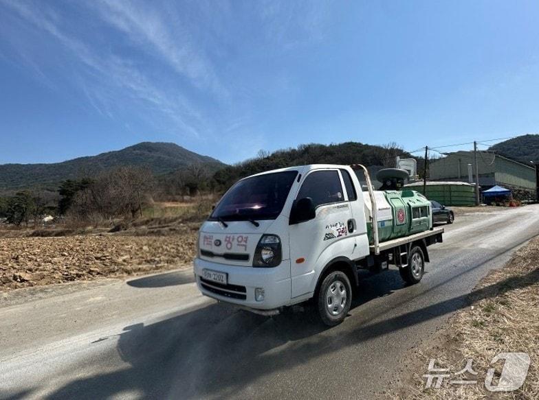 본문 이미지 - 고령군 아프리카 돼지열병 방제작업 차량이 방제작업을 하고 있다. (고영군 제공. 재판매 및 DB금지)/뉴스1