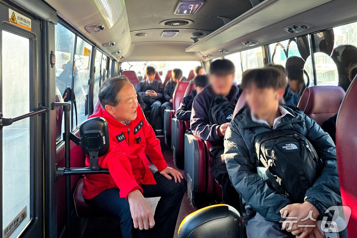 본문 이미지 - 지난 19일 5번 버스 탑승해 건의사항 듣는 이병선 시장.(속초시 제공, 재판매 및 DB 금지) 2026.3.24/뉴스1