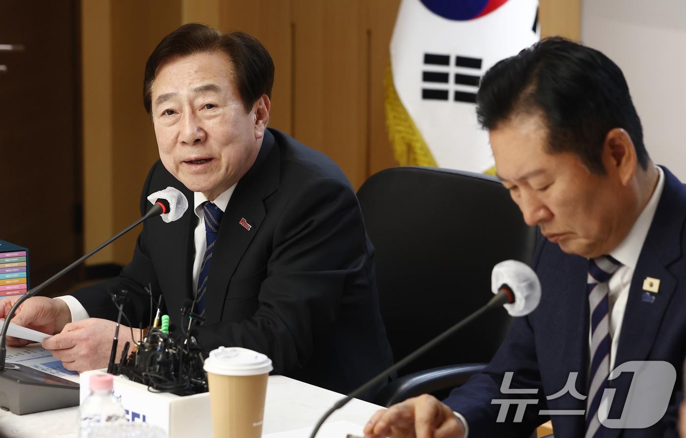 본문 이미지 - 김기문 중소기업중앙회장이 24일 오전 서울 여의도 중소기업중앙회에서 열린 민주당·중소기업중앙회 중동상황 대응을 위한 중소기업 간담회에서 발언하고 있다. 오른쪽은 정청래 대표. ⓒ 뉴스1 김민지 기자