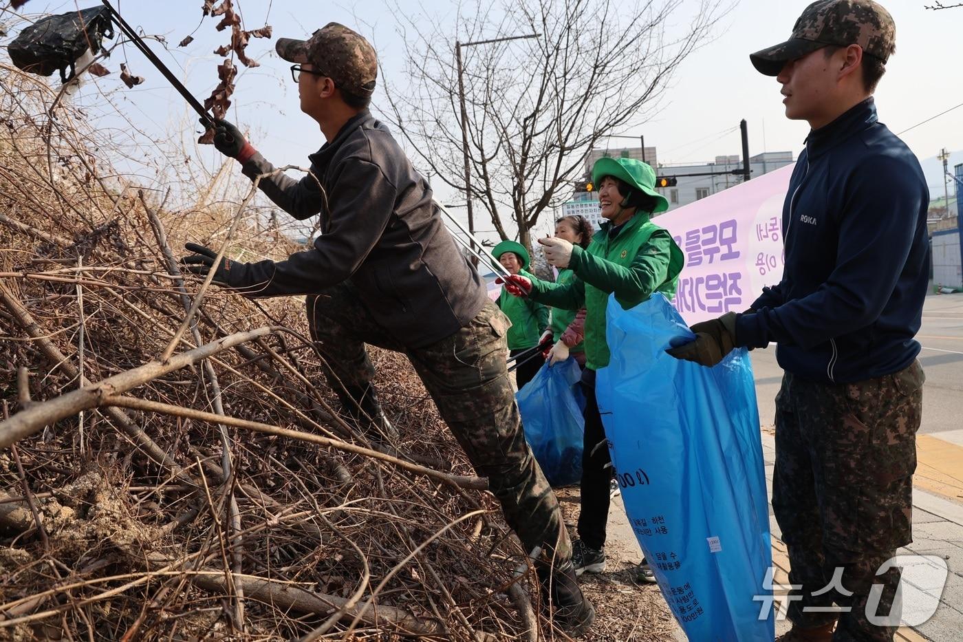 본문 이미지 -  육군 수도기계화보병사단 번개여단 장병들이 24일 경기 포천시 일동면 일대에서 쓰레기 수거 활동을 하고 있다.(수기사 제공. 재판매 및 DB 금지)/뉴스1