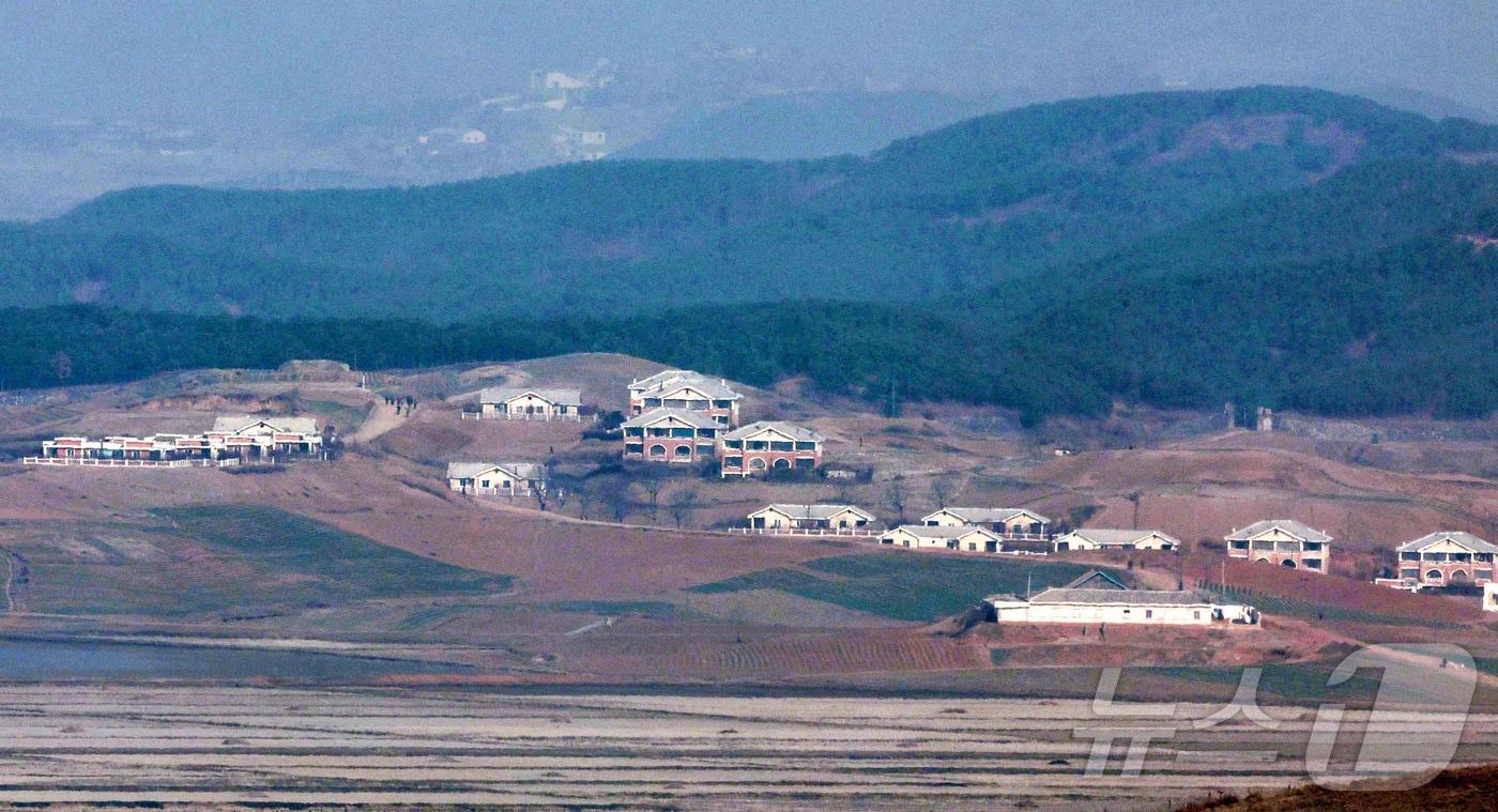 본문 이미지 -  경기도 파주시 오두산통일전망대에서 바라본 북한 황해북도 개풍군 마을의 모습 ⓒ 뉴스1 김성진 기자