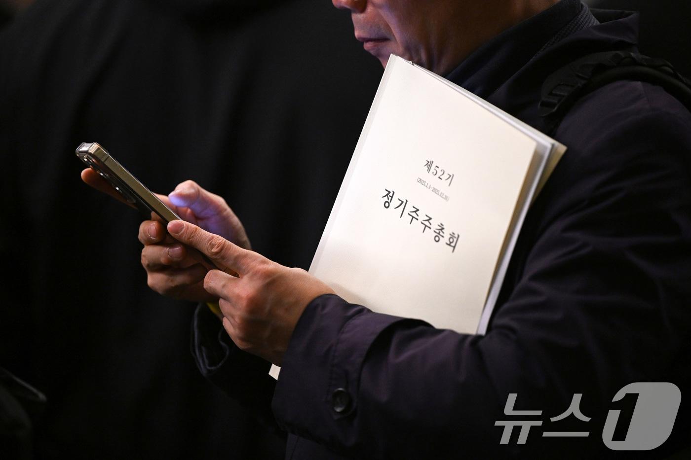 본문 이미지 - 24일 서울 중구 코리아나호텔에서 열린 고려아연 정기 주주총회에서 주주들이 입장을 기다리고 있다. (공동취재) 2026.3.24 ⓒ 뉴스1 최지환 기자