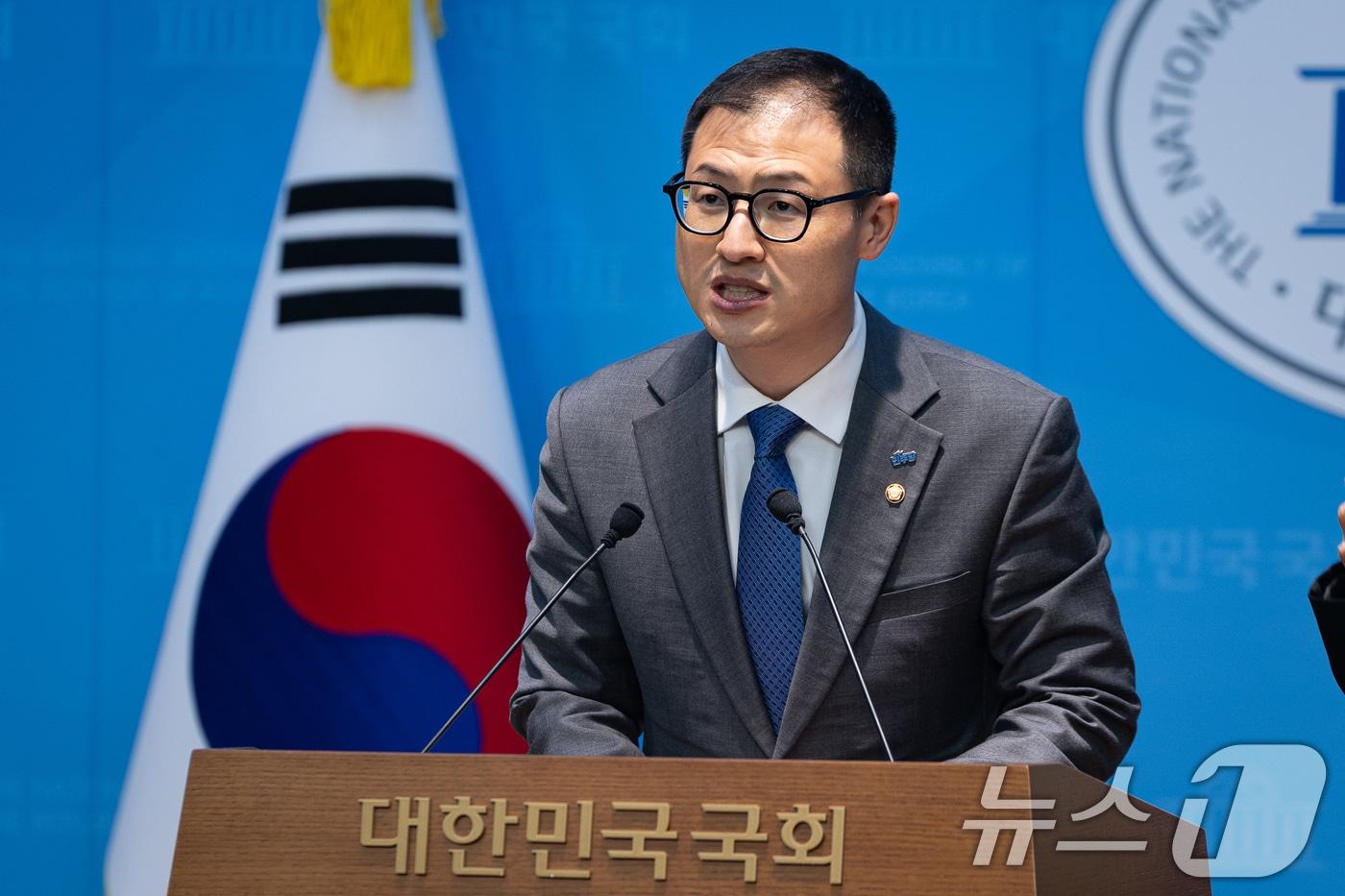 본문 이미지 - 김상욱 더불어민주당 울산시장 후보가 24일 서울 여의도 국회 소통관에서 부산·울산·경남 통합 관련 기자회견을 하고 있다. 2026.3.24 ⓒ 뉴스1 유승관 기자