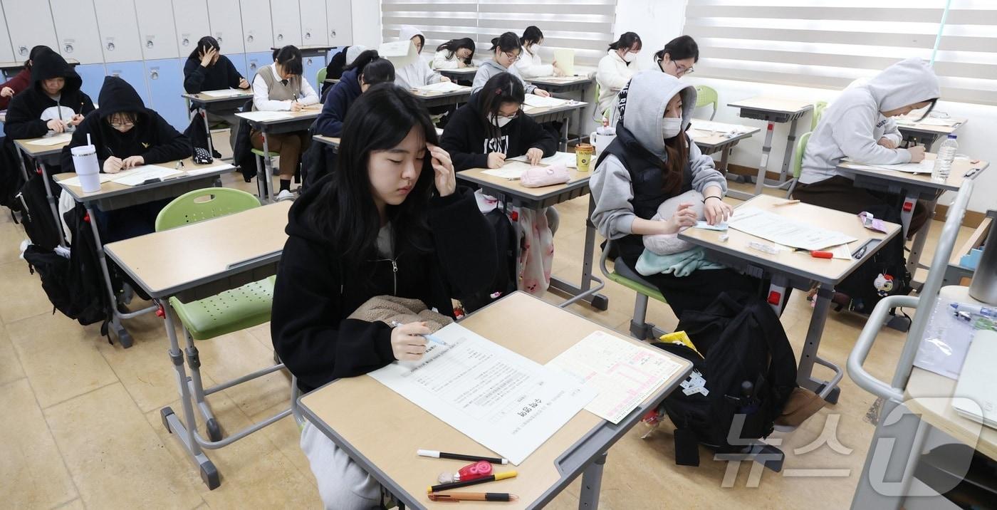 본문 이미지 - 올해 첫 전국 단위 모의고사인 2027학년도 3월 전국연합학력평가(학력평가)가 치러진 24일 전북 전주시 전주솔내고등학교에서 3학년 학생들이 시험을 준비하고 있다. 2026.3.24 ⓒ 뉴스1 유경석 기자