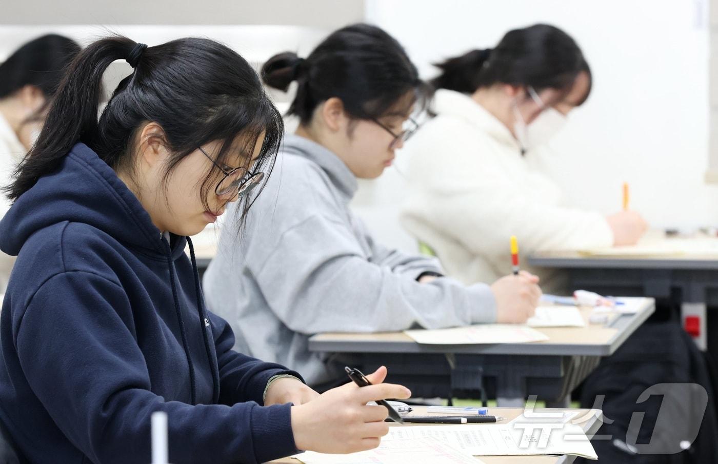 본문 이미지 - 올해 첫 전국 단위 모의고사인 2027학년도 3월 전국연합학력평가(학력평가)가 치러진 24일 전북 전주시 전주솔내고등학교에서 3학년 학생들이 시험을 준비하고 있다. 2026.3.24 ⓒ 뉴스1 유경석 기자