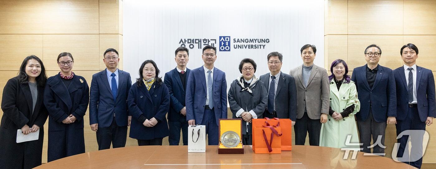 본문 이미지 - 김종희 상명대 총장((사진 가운데 오른쪽), 허쭤징 절강공업대학 지강학원 총장(가운데 왼쪽)등이 23일 간담회를 갖고 기념사진을 촬영한 모습.(상명대 제공)