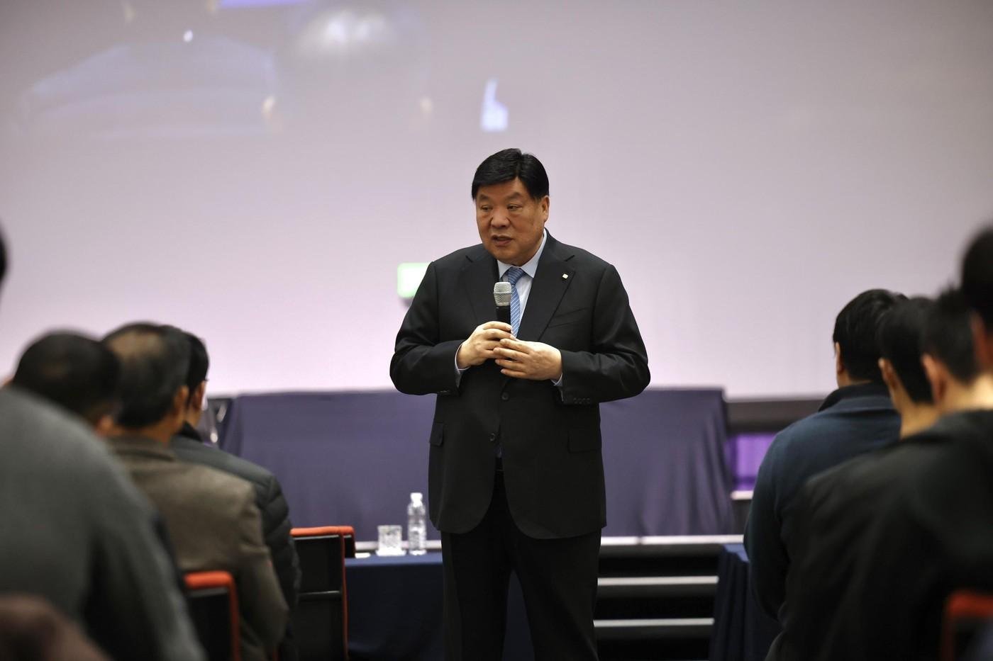 본문 이미지 - 서정진 셀트리온그룹 회장이 24일 인천 연수구 송도 컨벤시아에서 열린 셀트리온 정기 주주총회에서 발언하고 있다. (셀트리온 제공)