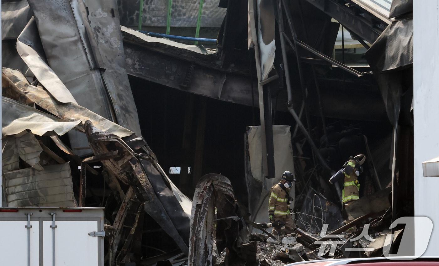 본문 이미지 - 24일 오전 사상자 74명이 발생한 대전 안전공업 공장 화재 참사의 원인을 밝히기 위해 안전보건공단과 노동당국과 소방이 현장 감식을 진행하고 있다. 2026.3.24 ⓒ 뉴스1 김기태 기자