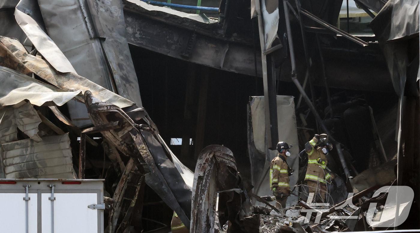 본문 이미지 - 24일 오전 사상자 74명이 발생한 대전 안전공업 공장 화재 참사의 원인을 밝히기 위해 안전보건공단과 노동당국과 소방이 현장 감식을 진행하고 있다. 2026.3.24 ⓒ 뉴스1 김기태 기자