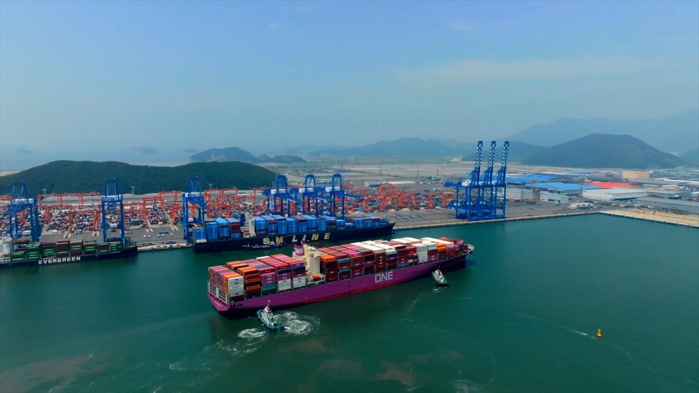 본문 이미지 - 경남 창원시 진해구 부산신항 동원글로벌터미널부산(DGT)에 접안 중인 ONE 컨테이너선과 터미널 전경.(동원그룹 제공)