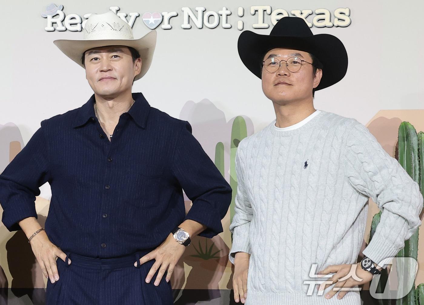 본문 이미지 - 배우 이서진과 나영석 PD(오른쪽)가 24일 오전 서울 용산구 CGV용산아이파크몰에서 열린 넷플릭스 예능 '이서진의 달라달라' 제작발표회에 참석해 포즈를 취하고 있다. 2026.3.24 ⓒ 뉴스1 권현진 기자