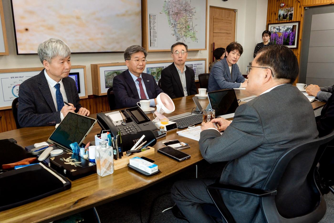 본문 이미지 - 김기웅 서천군수(오른쪽)가 강동진 KIOST 부원장(왼쪽)이 면담과 서해연구소 설립 실행 방안을 논의하고 있다.(군 제공. 재판매 및 DB금지)/뉴스1