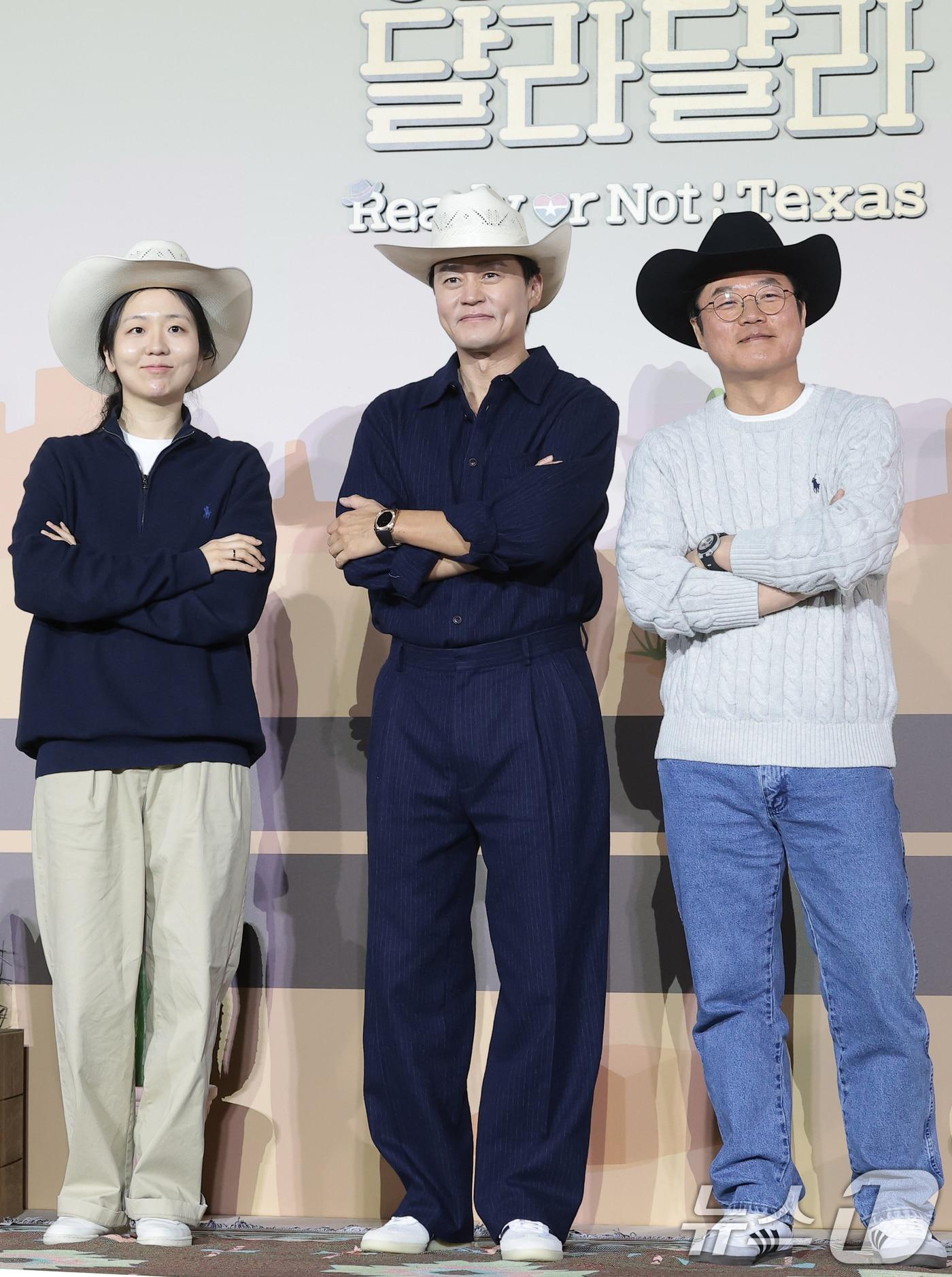 본문 이미지 - 김예술 PD(왼쪽부터)와 배우 이서진, 나영석 PD가 24일 오전 서울 용산구 CGV용산아이파크몰에서 열린 넷플릭스 예능 '이서진의 달라달라' 제작발표회에 참석해 포즈를 취하고 있다. 2026.3.24 ⓒ 뉴스1 권현진 기자