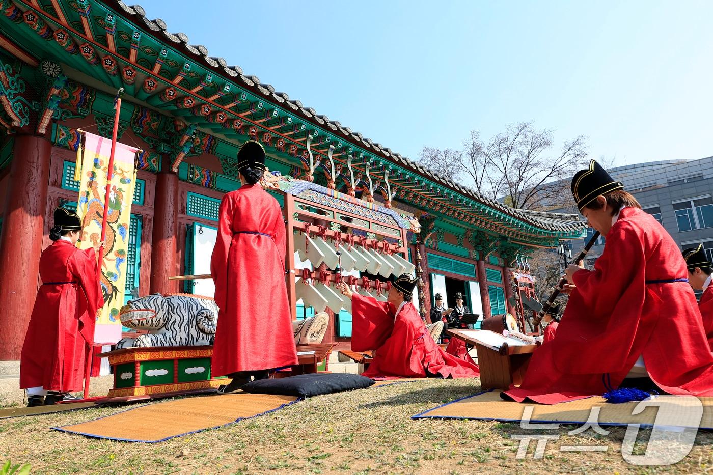 본문 이미지 - 서울시 종로구 성균관대학교 비천당에서 성균관 춘기 석전대제가 봉행되고 있다. 석전대제는 공자와 선현들의 학덕과 유풍 등을 기리기 위한 제사 의식으로 중요무형문화재 제85호로 지정돼 있다. 2026.3.24 ⓒ 뉴스1 박정호 기자