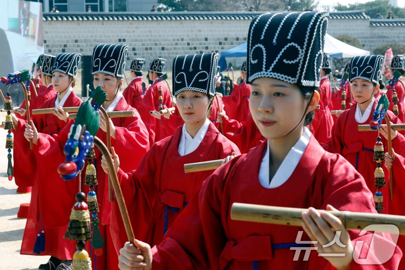 본문 이미지 - 24일 오전 서울시 종로구 성균관대학교 비천당에서 열린 성균관 춘기 석전대제 봉행식에서 성균관대 팔일무단이 일무를 추고 있다.  2026.3.24 ⓒ 뉴스1 박정호 기자