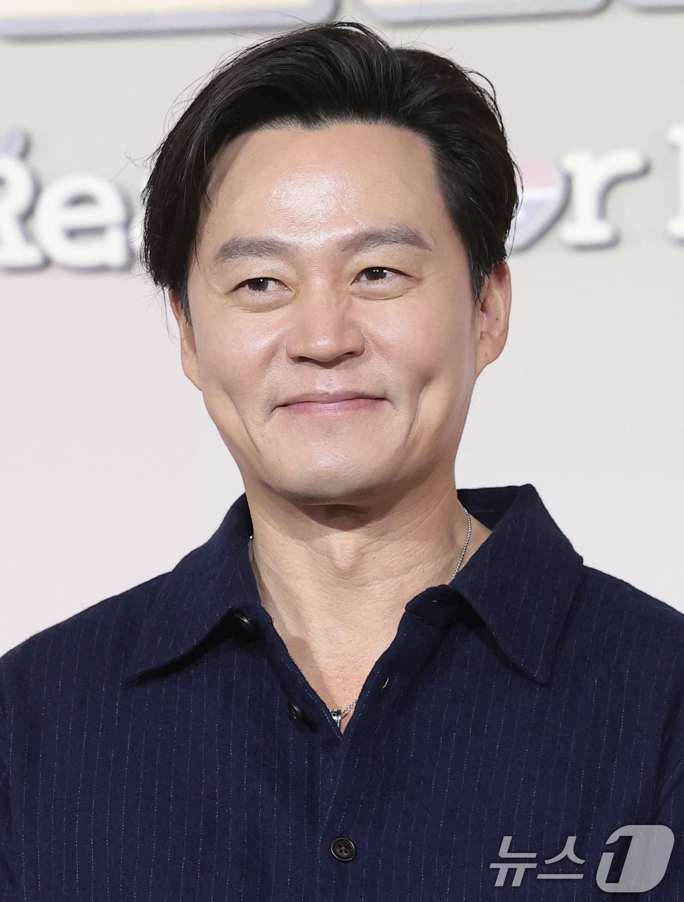 본문 이미지 - 배우 이서진이 24일 오전 서울 용산구 CGV용산아이파크몰에서 열린 넷플릭스 예능 '이서진의 달라달라' 제작발표회에 참석해 포즈를 취하고 있다. 2026.3.24 ⓒ 뉴스1 권현진 기자