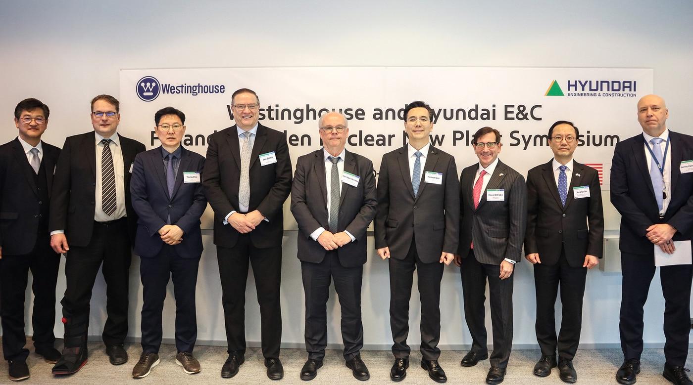 본문 이미지 - 이달 핀란드 헬싱키의 비즈니스 핀란드 본사에서 개최된 ‘핀란드·스웨덴 신규 원전 건설 심포지엄’에 앞서 현대건설 이한우 대표이사(왼쪽부터 6번째)를 비롯한 주요 참석자들이 기념사진을 촬영하고 있다.(현대건설 제공) 뉴스1ⓒ news1 
