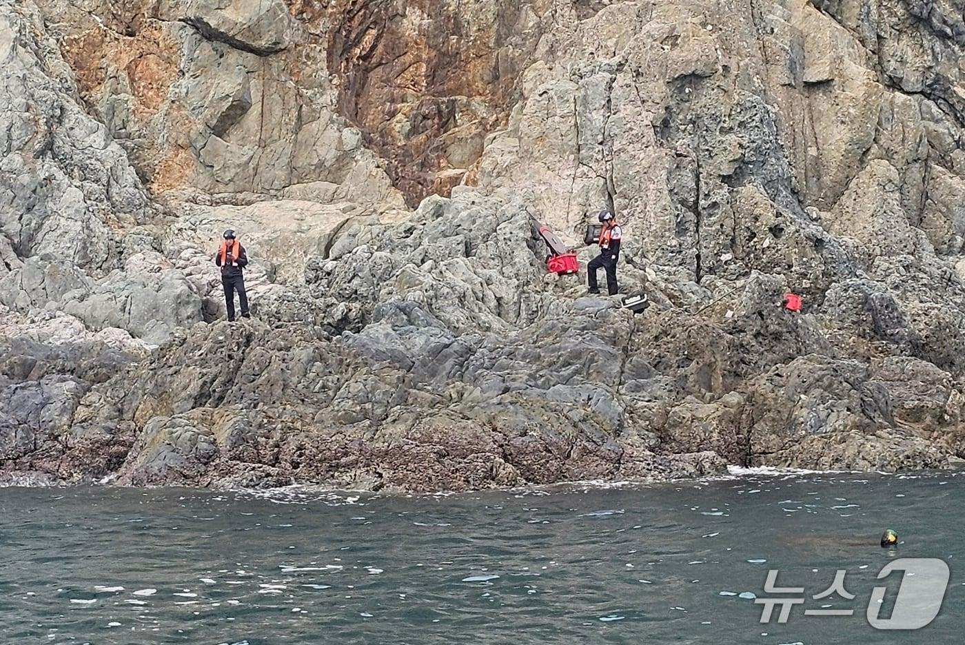 본문 이미지 - 22일 매물도 갯바위 인근서 실종자를 수색하고 있는 해경.(통영해경 제공. 재판매 및 DB금지)