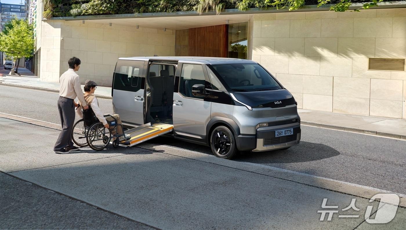 본문 이미지 - 기아 PV5 WAV에 교통약자가 탑승하는 모습(기아 제공)