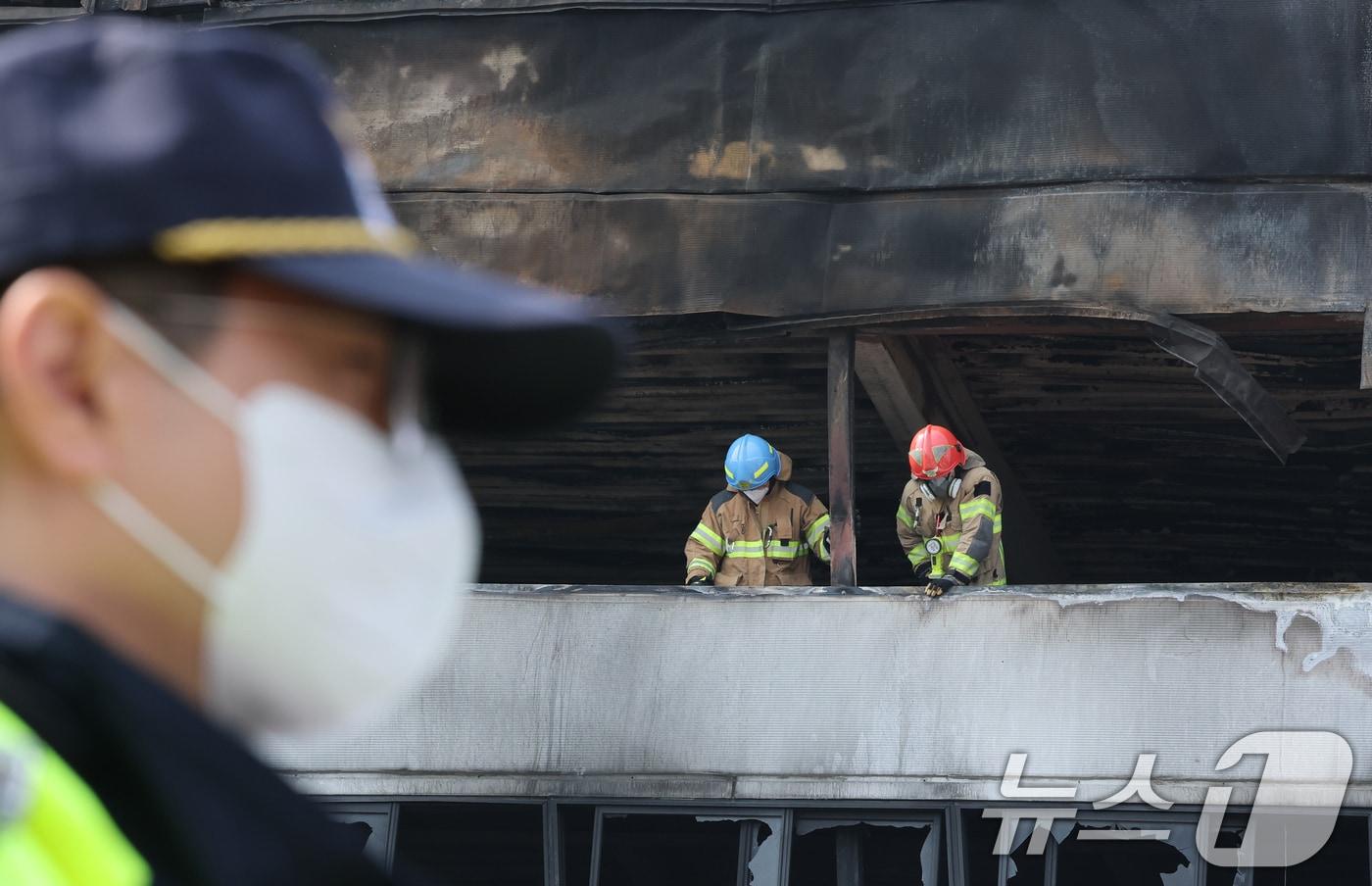 본문 이미지 - 24일 오전 사상자 74명이 발생한 대전 안전공업 공장 화재 참사의 원인을 밝히기 위해 안전보건공단과 노동당국과 소방이 현장 감식을 진행하고 있다. 2026.3.24 ⓒ 뉴스1 김기태 기자