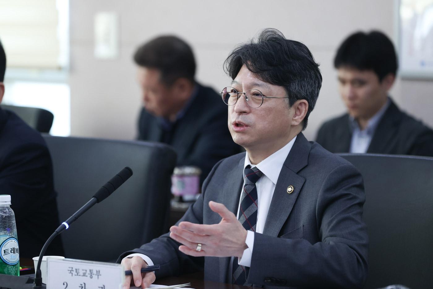 본문 이미지 - 홍지선 국토교통부 2차관이 24일 서울 전국버스운송사업조합연합회 회의실에서 열린 간담회에서 발언하고 있다(국토교통부 제공).뉴스1 ⓒ News1