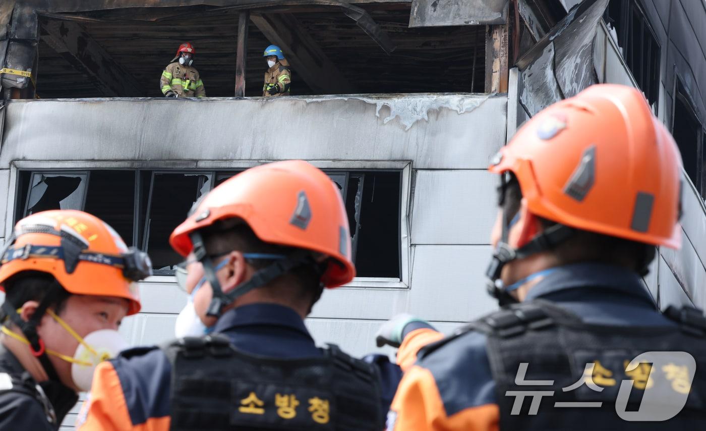 본문 이미지 - 24일 오전 사상자 74명이 발생한 대전 안전공업 공장 화재 참사의 원인을 밝히기 위해 안전보건공단과 노동당국과 소방이 현장 감식을 진행하고 있다. 2026.3.24 ⓒ 뉴스1 김기태 기자