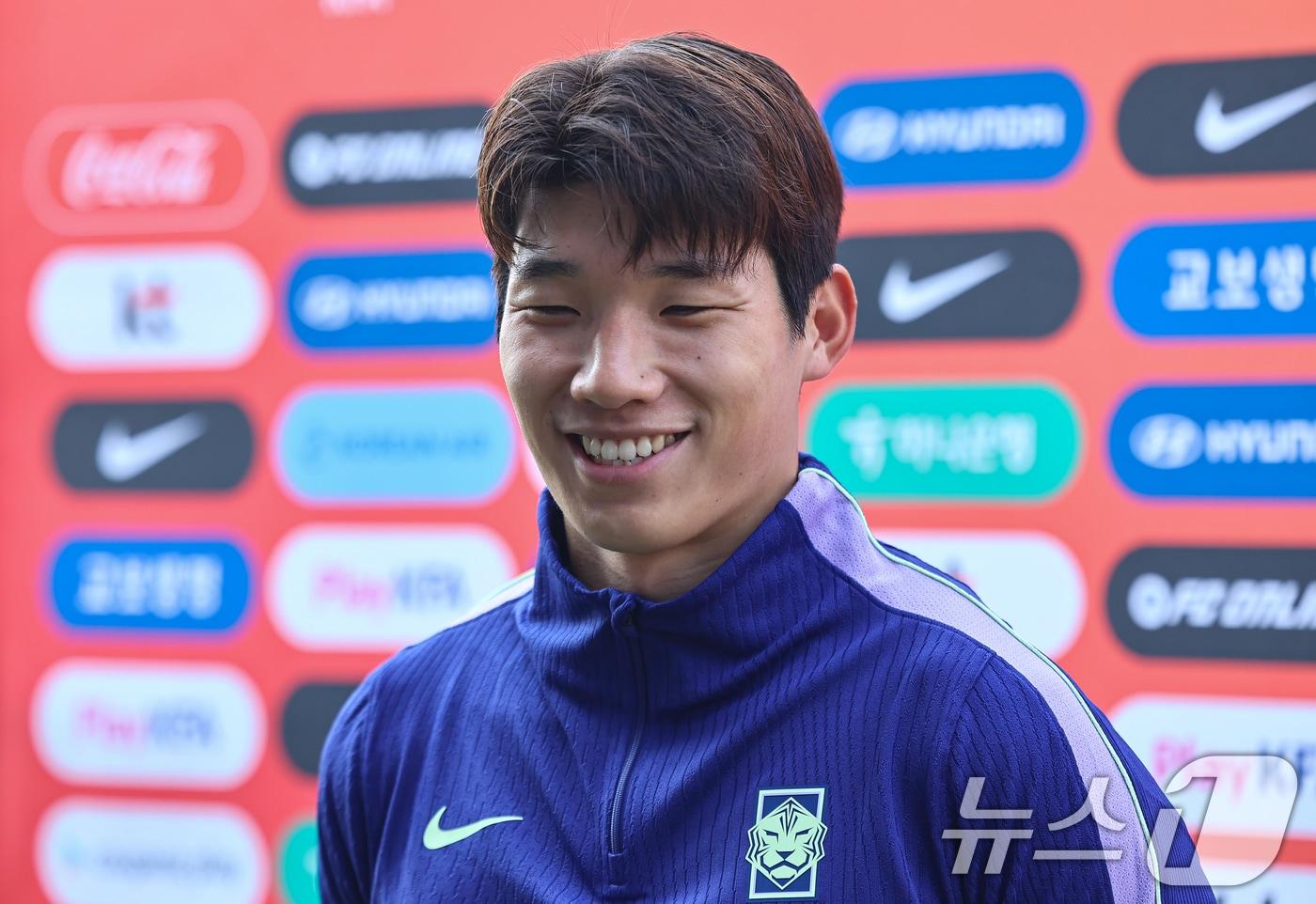 본문 이미지 - 23세 이하(U-23) 축구대표팀 김준홍이 24일 충남 천안 코리아풋볼파크에서 2026 아이치·나고야 아시안게임에 대비해 열린 훈련에 앞서 취재진과 인터뷰를 하며 미소짓고 있다. 2026.3.24 ⓒ 뉴스1 김도우 기자