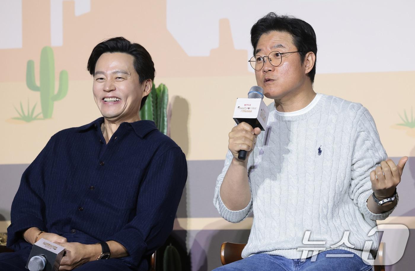 본문 이미지 - 나영석 PD(오른쪽)가 24일 오전 서울 용산구 CGV용산아이파크몰에서 열린 넷플릭스 예능 '이서진의 달라달라' 제작발표회에 참석해 이서진과의 촬영 뒷 이야기를 전하고 있다. 2026.3.24 ⓒ 뉴스1 권현진 기자